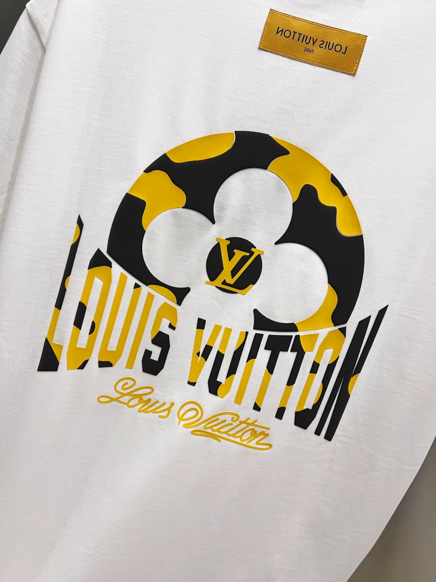 🅿️190 1v Louis* 2025 autumn and winter new style, classic letter three-dimensional foam printing technology design, high-end version! Highly breathable and comfortable, customized double yarn plain cotton fabric. Short-sleeved T-shirt. Same style for men and women. Sizes S M L XL XXL Five sizes black white